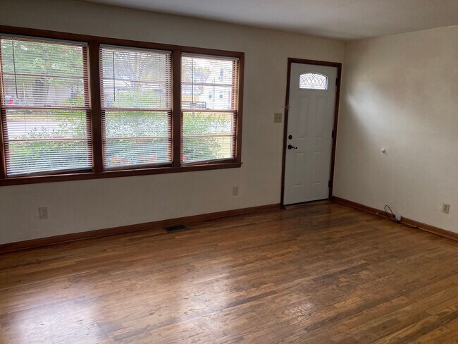 Front entry/living room - 1205 Brookwood Ave