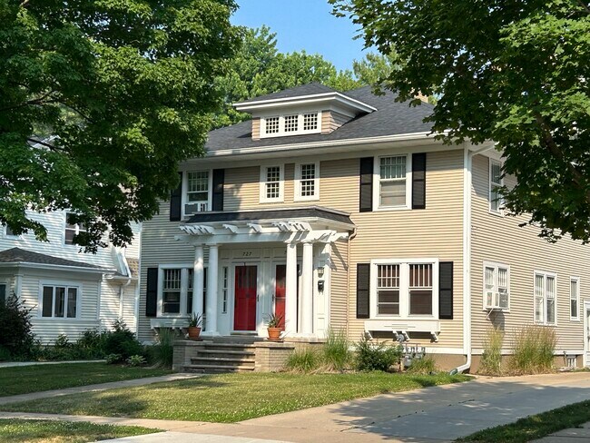 Building Photo - 729 S Jackson St
