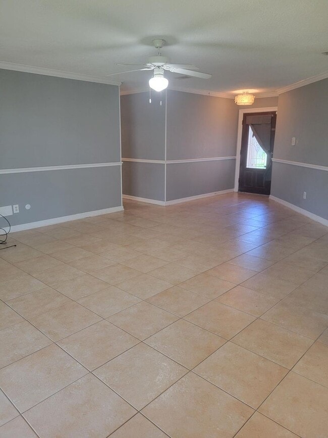 Building Photo - Pet Friendly, One Story 3 Bedroom Available!