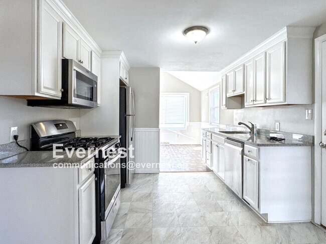 Building Photo - 3-Bedroom, 2-Bathroom Home with Modern Ame...