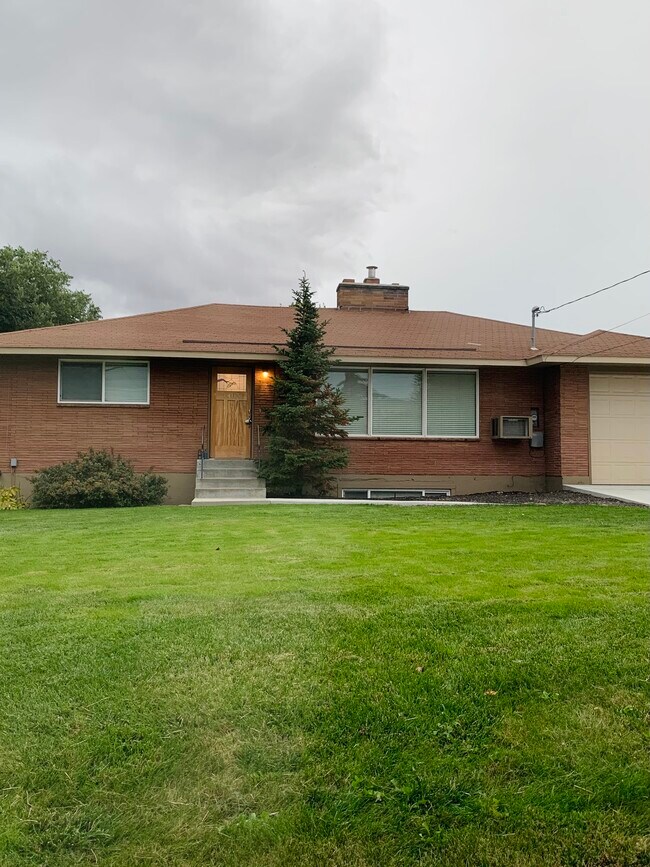 Building Photo - 1405 Springwater Ave