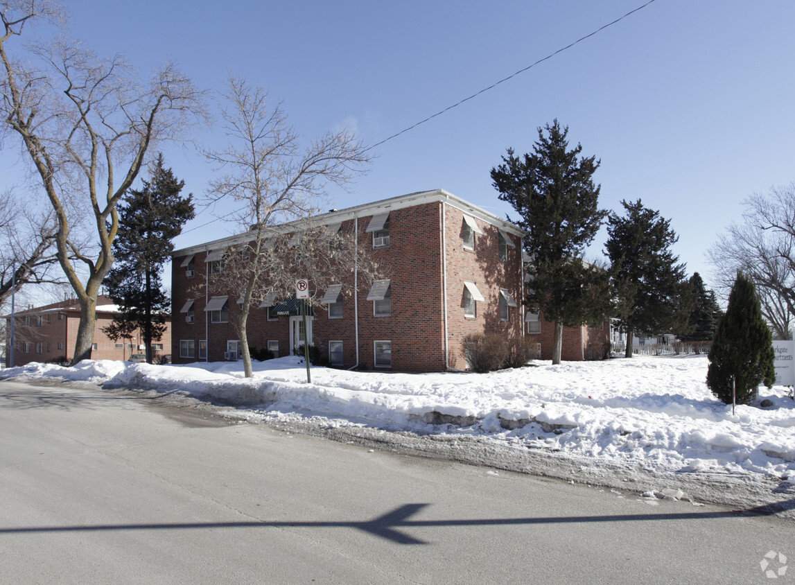 Primary Photo - Gladstone Apartments