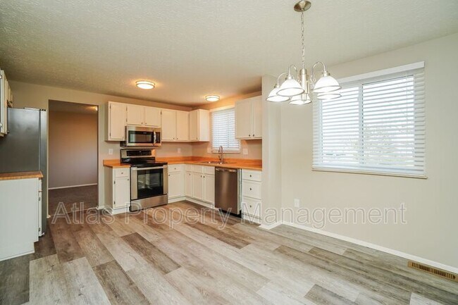 Building Photo - 921 Noyes Dr