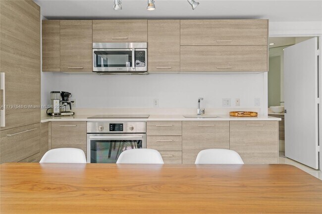 Foto del edificio - 650 NE 32nd St