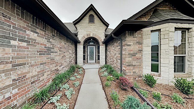 Building Photo - Beautiful 4 Bedroom 2 Bathroom Home in Wil...