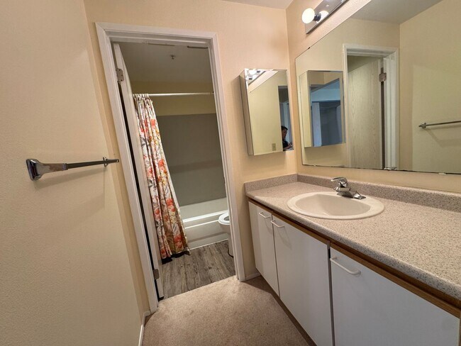 Foto del edificio - Comfortable & Convenient Condo in Renton