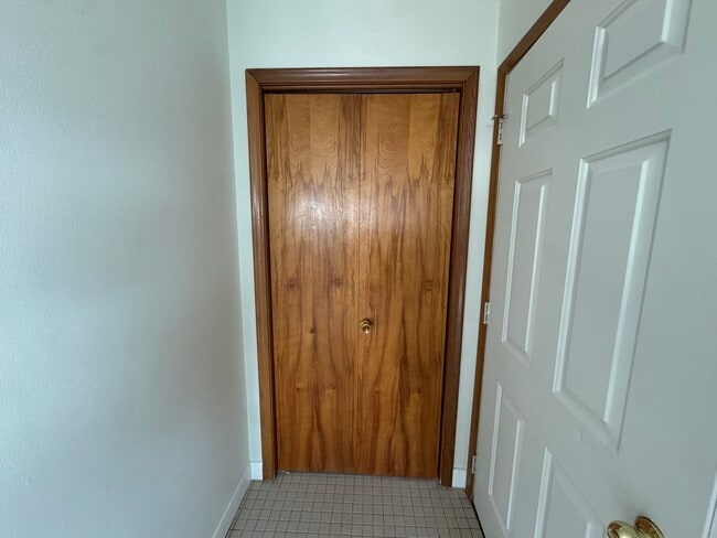 Building Photo - 712 10th St W