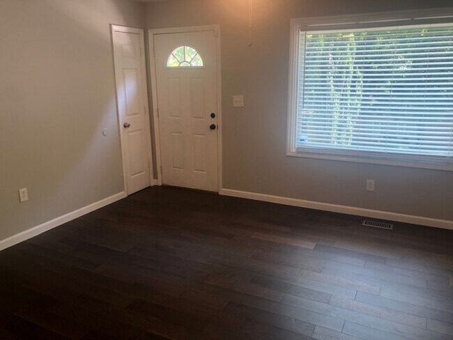 Building Photo - Pet-friendly, inviting home with open floo...