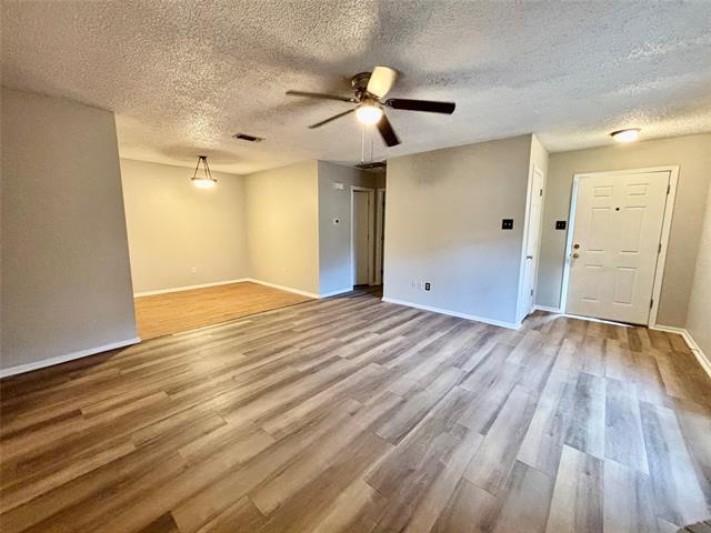 Foto del edificio - 717 Bluebonnet Dr