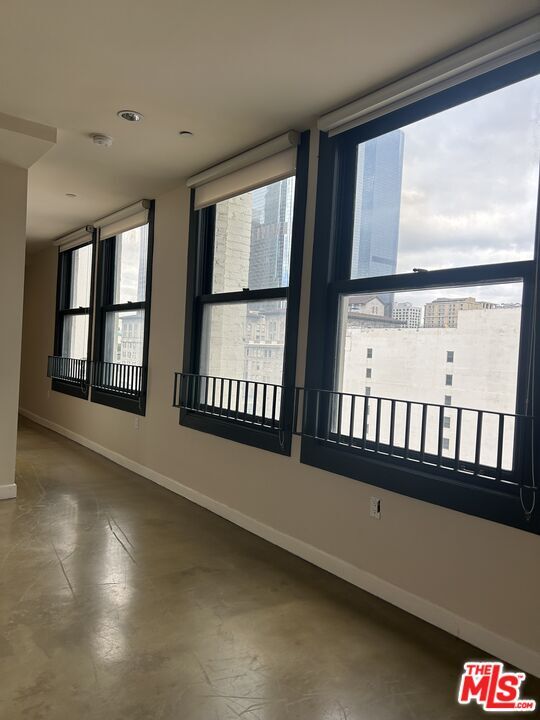 Foto del edificio - 315 W 5th St