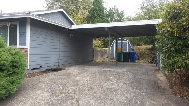 Building Photo - 960 NW Wonderview Ct