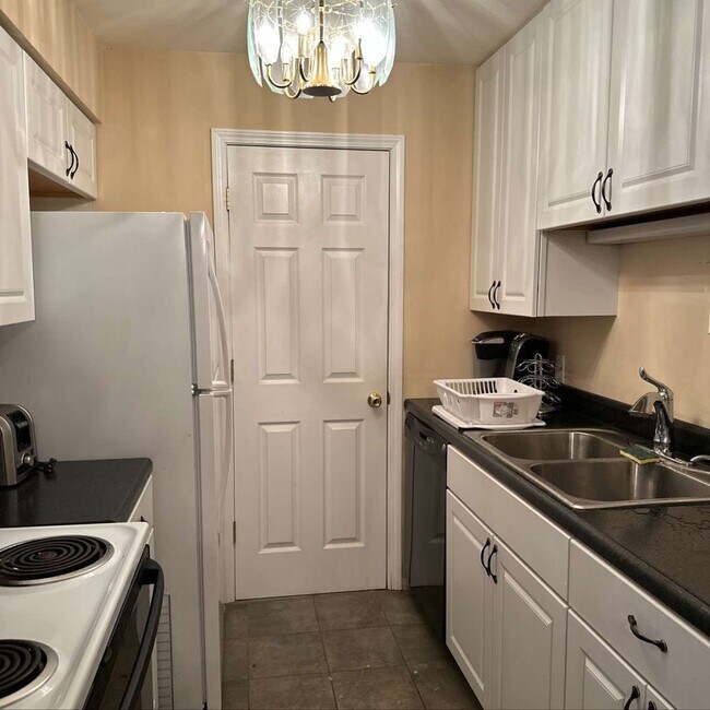 Foto del edificio - Partially Furnished Condo.