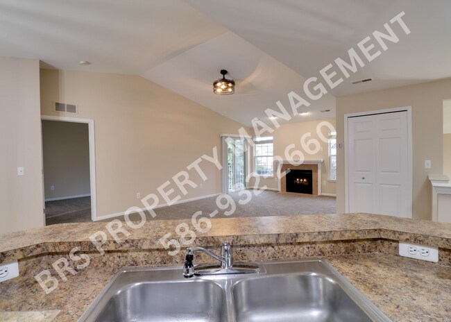 Foto del edificio - Clinton Township 2 bedroom 2 bath Condo