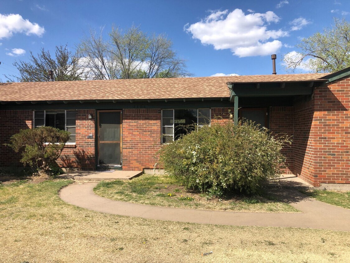 Primary Photo - Paramount Duplex 2 Bedroom, 1 Full Bathroo...