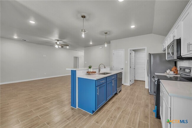 Foto del edificio - 5202 White Rose Dr