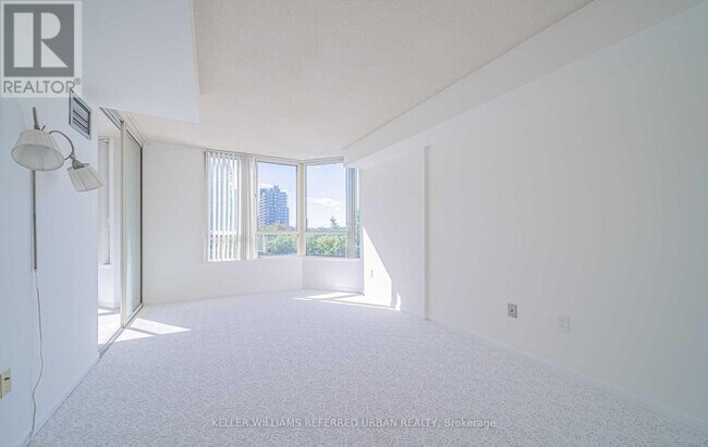Photo du bâtiment - 5444 Yonge St