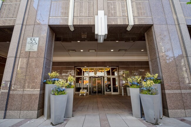 Foto del edificio - 33 W Ontario St