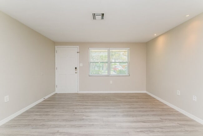Building Photo - 1327 Dartmouth Dr
