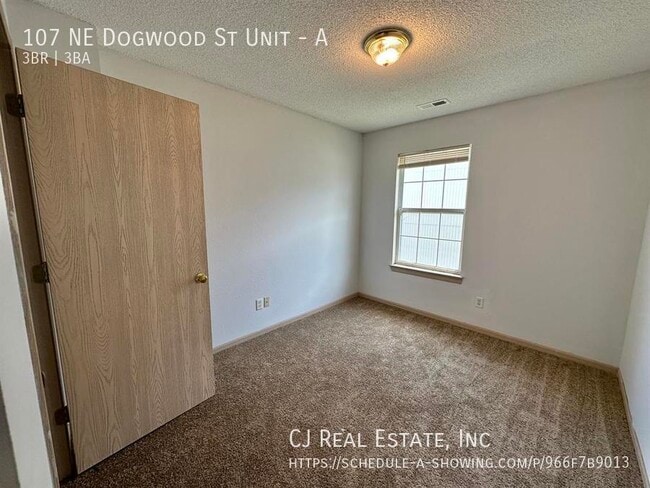 Building Photo - 107 NE Dogwood
