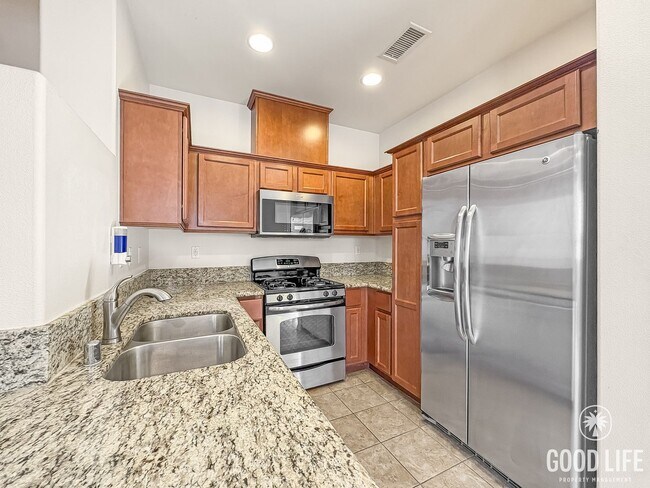 Foto del edificio - Beautiful 3B/3BA Townhome in Gated Communi...