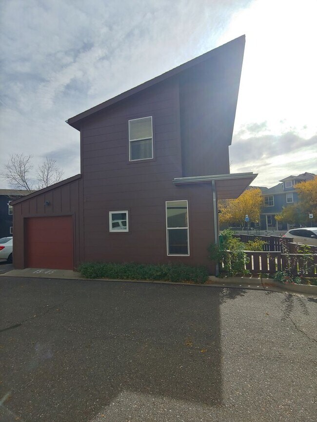 Building Photo - Adorable 2B/1B North Boulder Home