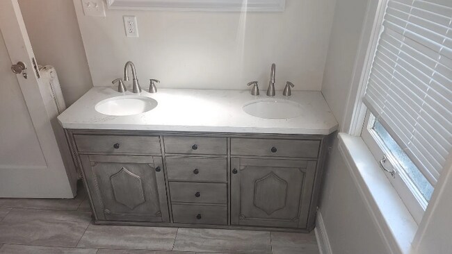 Foto del edificio - 2608 E Newport Ave