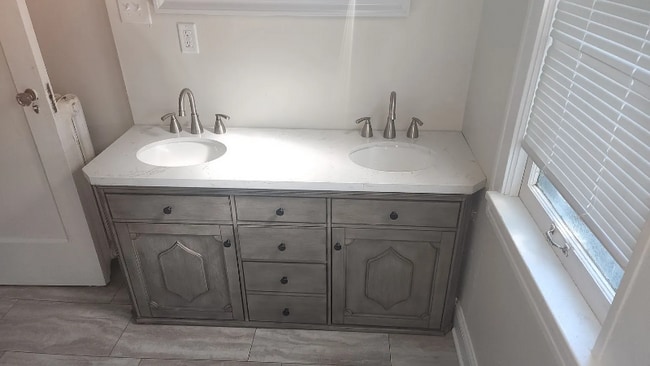 Building Photo - 2608 E Newport Ave