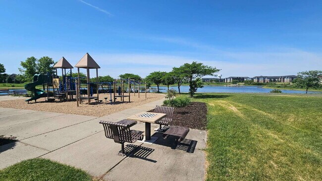 Foto del edificio - 2 bed 1.5 bath Apple Valley townhome available 6/15/2026 – Perfectly Efficient & Cozy!"