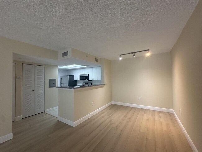 Foto del edificio - 5001 Wiles Rd