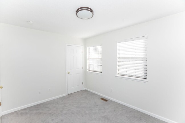 Building Photo - WILLIAMSBURG 2 Bedroom 1.5 Bath Townhome