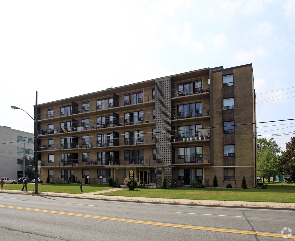 Building Photo - 4100 Bathurst St