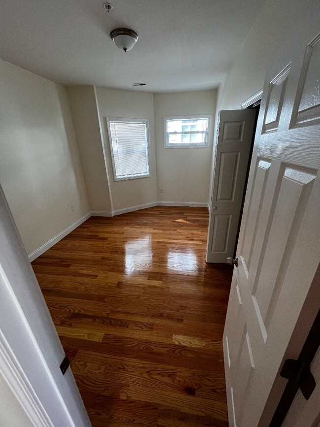 Building Photo - 57 Woodford St