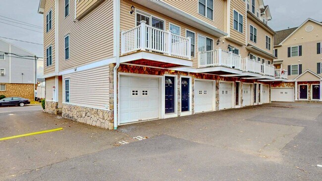 Foto del edificio - Spacious 2-Bedroom Townhouse with Loft – P...