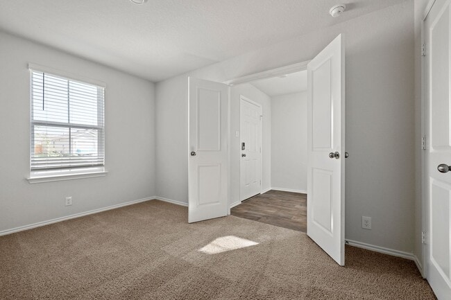 Foto del edificio - Beautiful 4-Bedroom Home in Kendall Brook ...