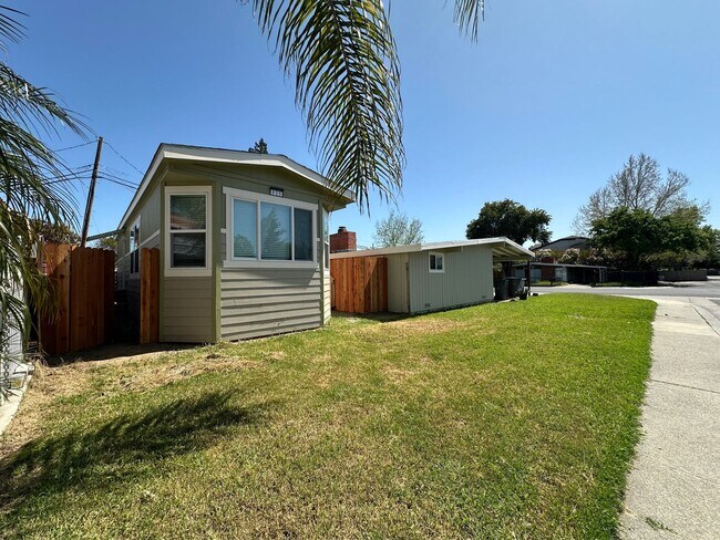 Foto del edificio - Newer West Sac Home