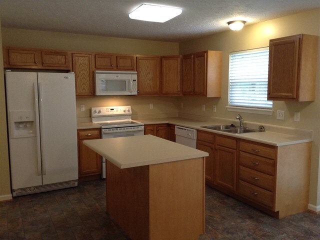 Building Photo - 2266 Siesta Drive