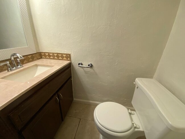 Building Photo - 3 Bed 2.5 bath