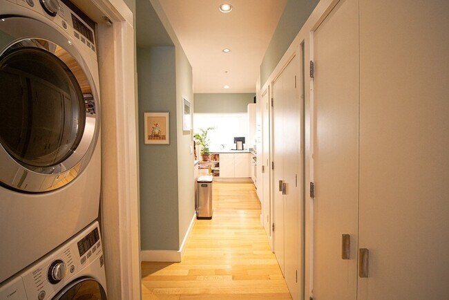 Building Photo - 7 Hudson St