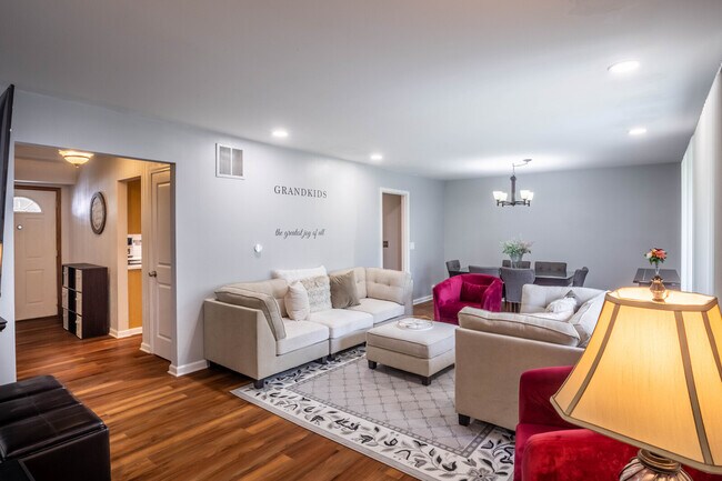 Building Photo - 648 Dauphine Ct