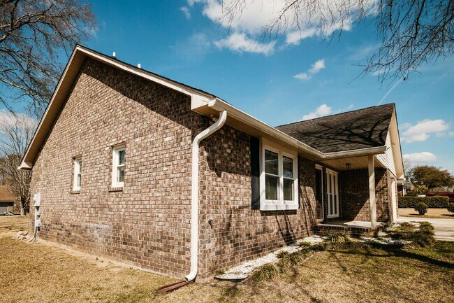 Building Photo - Move-In Ready! 3-Bed Home with Spacious Backyard