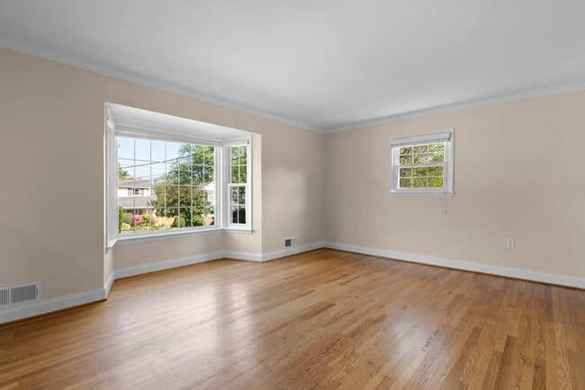 Foto del edificio - 3 Bed 2.5 Bath - Bethesda Split Level Single Family - Move In Ready