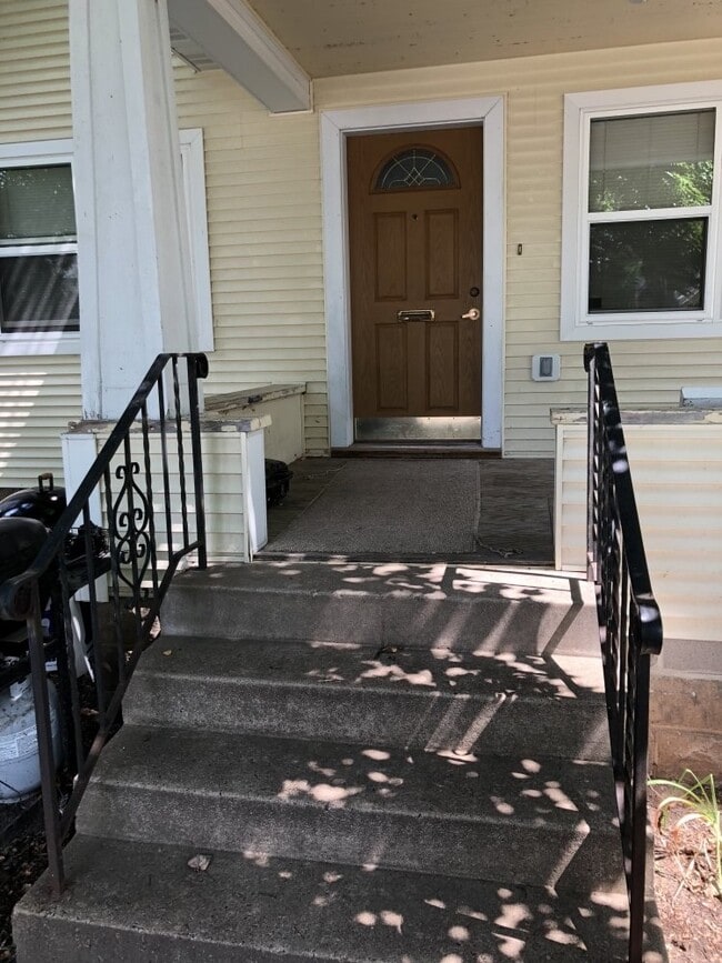 Foto del edificio - 3 Bed 1 Bath near UWEC! Available June 1st!