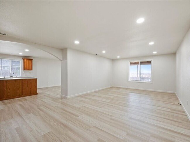 Foto del edificio - 7912 Quadra Dr