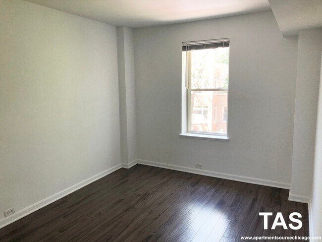 Building Photo - 925 W Carmen Ave