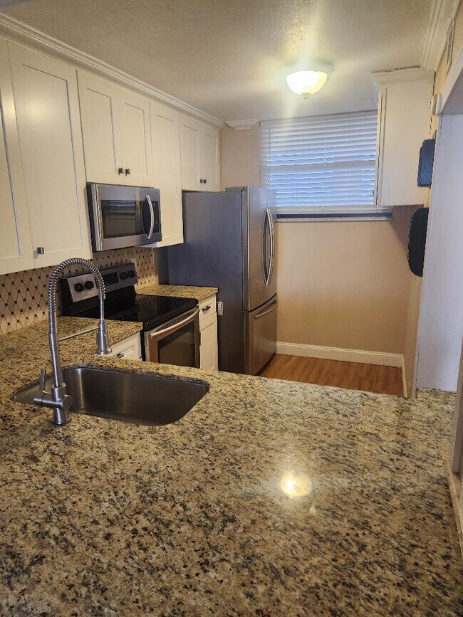 Foto del edificio - 114 Lake Emerald Dr