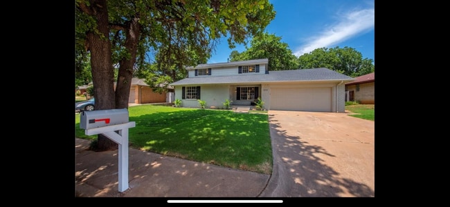Building Photo - True 4 bed in Edmond Schools, all the mode...