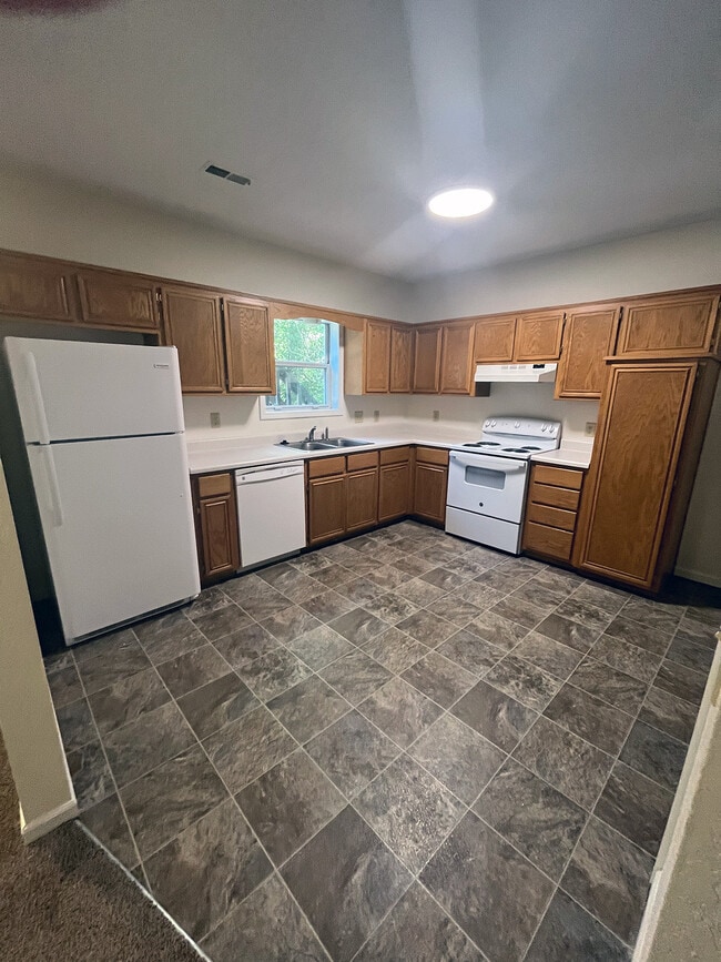 Building Photo - 702 Streck Ct