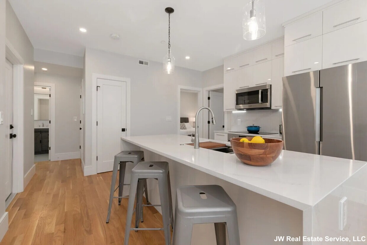 Primary Photo - 19 Berkshire St