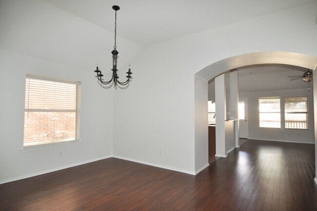 Foto del edificio - 2120 Kingsdale Ct