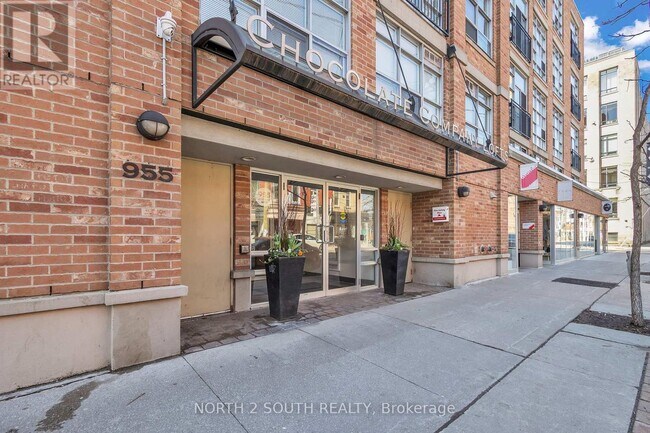 Photo du bâtiment - 955 Queen St W